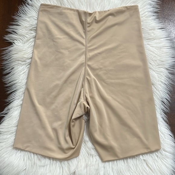 SPANX
 High-Waisted  Short - Picture 2 of 4